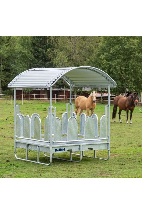 Foderhæk med tag og dækkede kirkestole til heste fra Kellfri - AV - Larsen