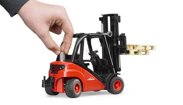 Bruder Linde H35 gaffeltruck og 2 paller