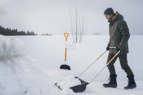 Fiskars SnowXpert Sneslæde til effektiv snerydning