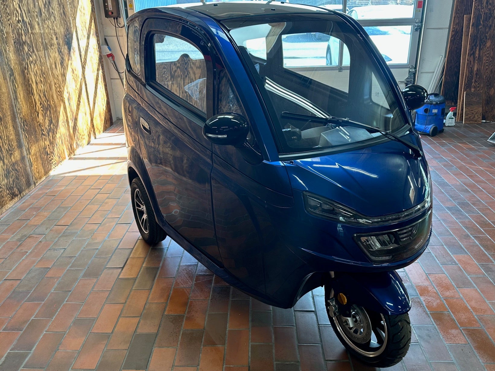BOMA X2 Kabinescooter Metalblå fra AV - Larsen - AV - Larsen