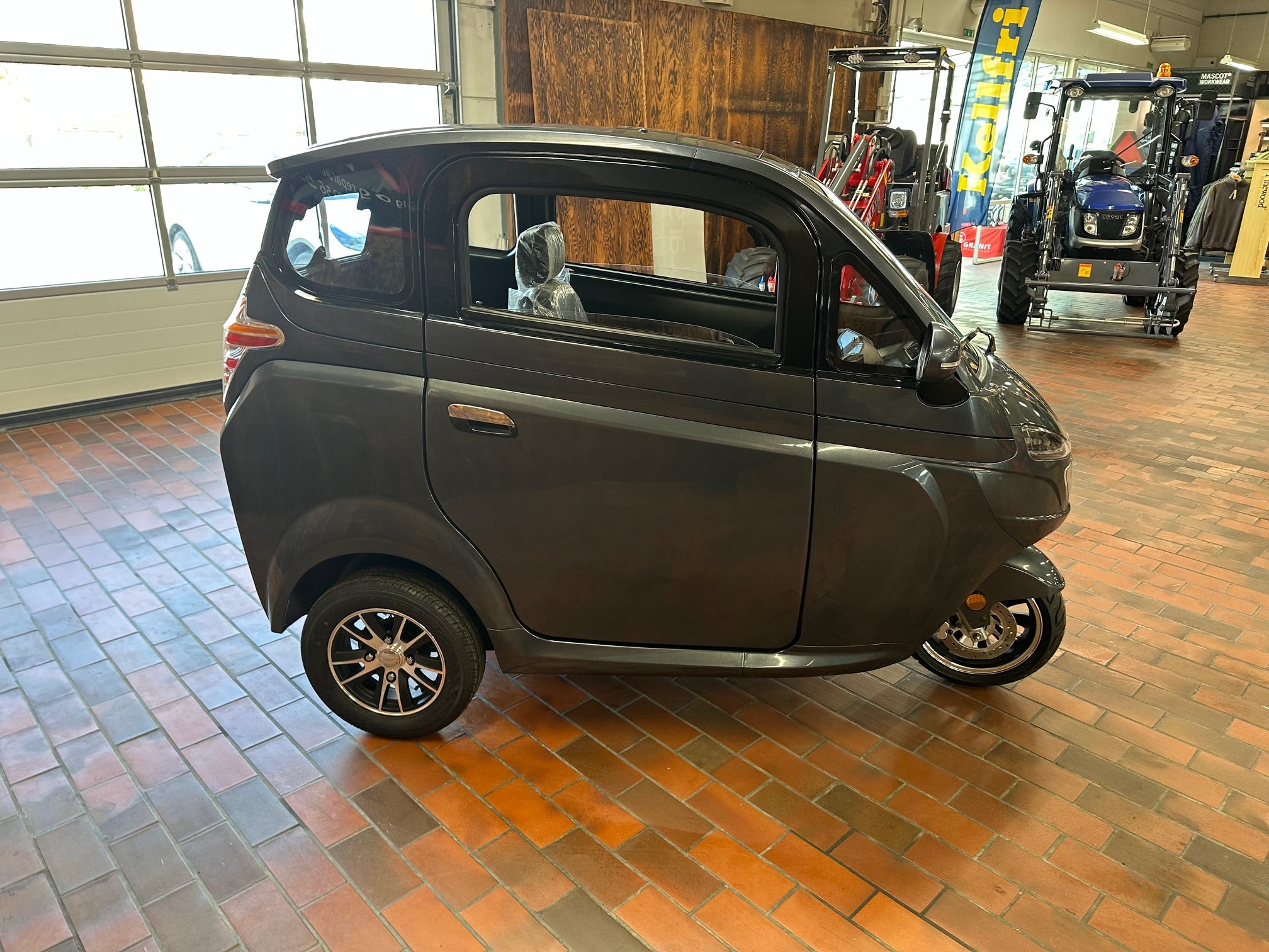 BOMA X2 Kabinescooter Metalgrå fra AV - Larsen - AV - Larsen