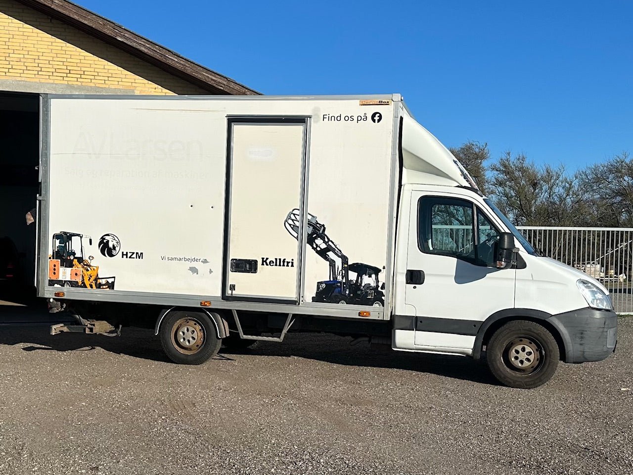 Iveco 35s Kassebil med lift fra AV - Larsen - AV - Larsen
