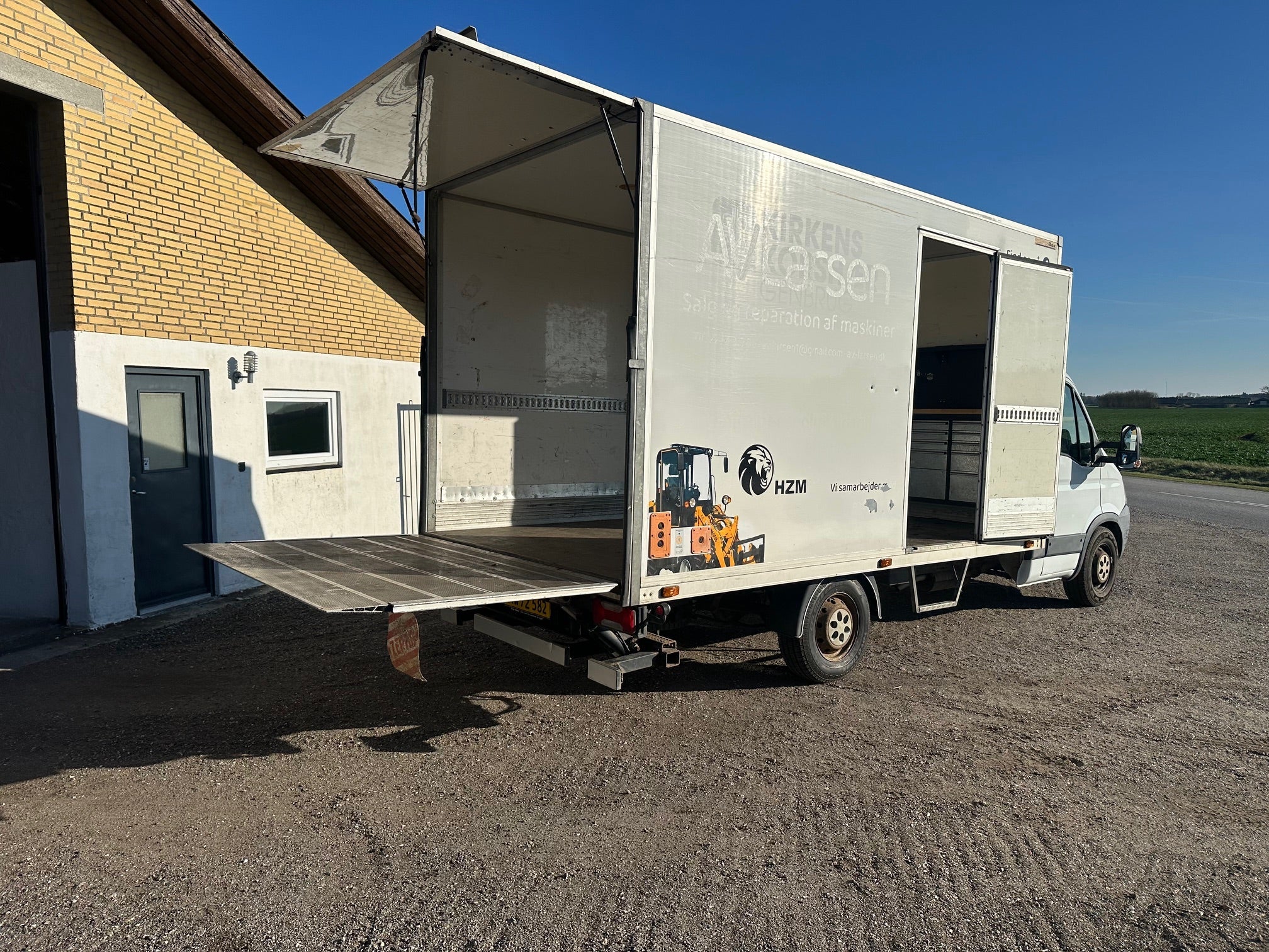 Iveco 35s Kassebil med lift fra AV - Larsen - AV - Larsen