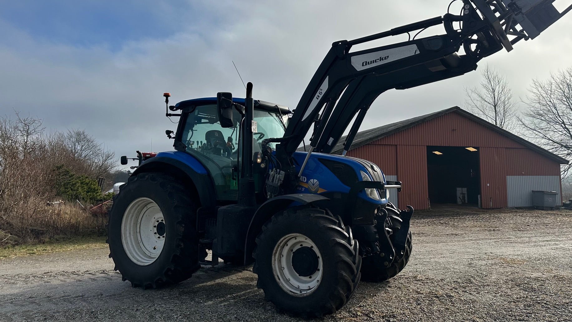 New Holland T7.165 Med ÅLØ Q65 frontlæsser, frontlift og hitch krog fra AV - Larsen - AV - Larsen