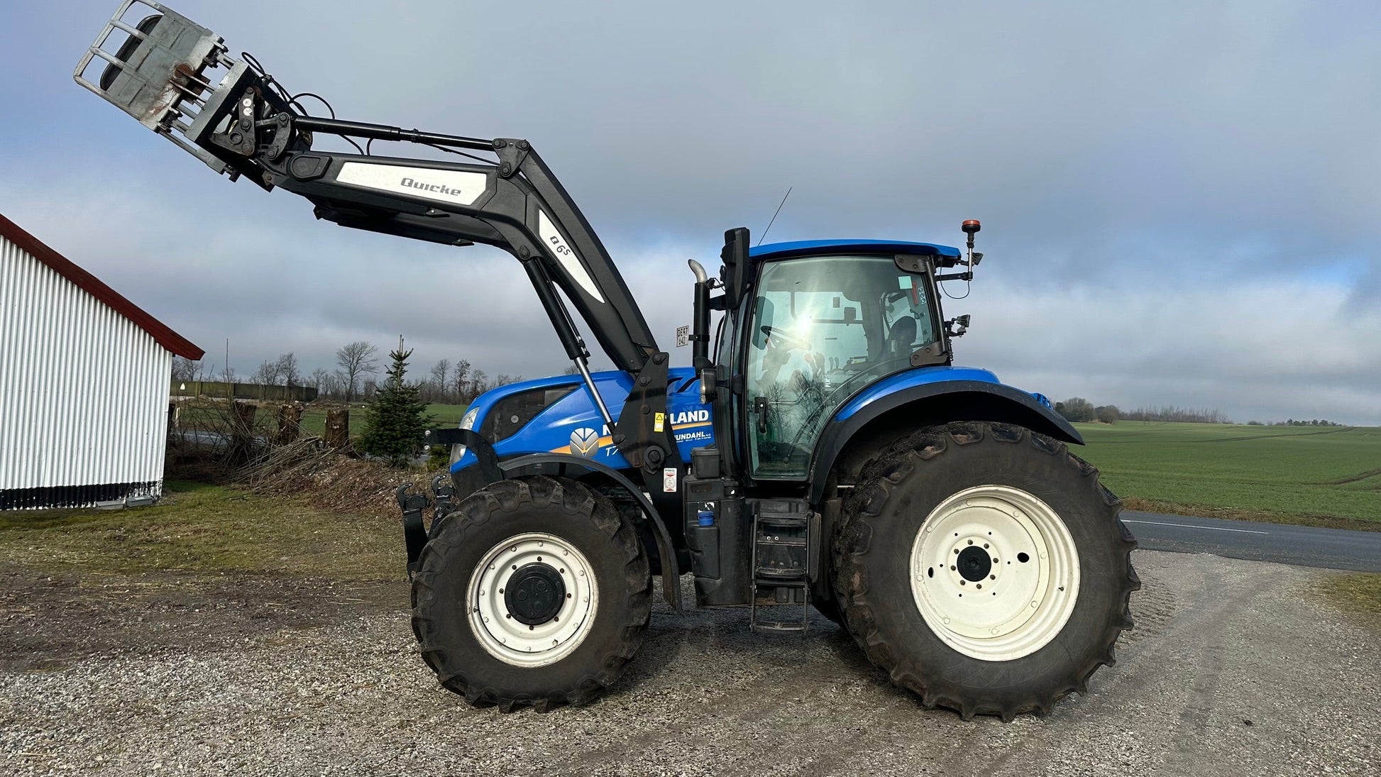 New Holland T7.165 Med ÅLØ Q65 frontlæsser, frontlift og hitch krog fra AV - Larsen - AV - Larsen